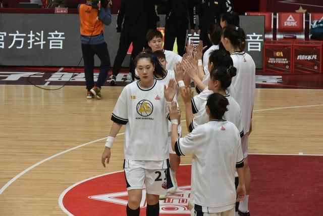 埃弗顿本轮之前主场战绩居积分榜第18位，进球5个，失球9个，主场战绩排名英超下游。